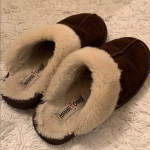 Brown Minnetonka faux fur slides/slippers